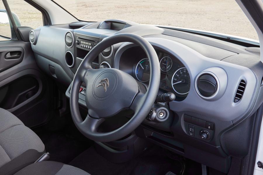 Интерьер Citroen Berlingo Van L2 Full Electric 2017 года  (UK) (фото 12 из 14)